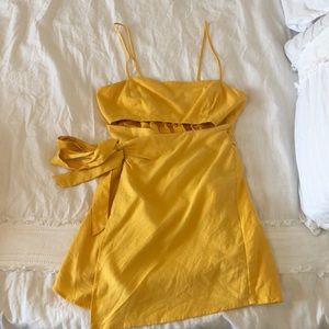 Yellow summer/vacation dress with cutout front